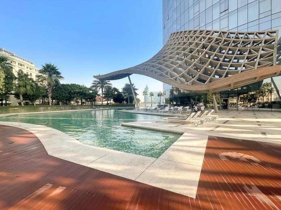 First Class Waterfront Luxury With Pool, Gym & Balcony Views *