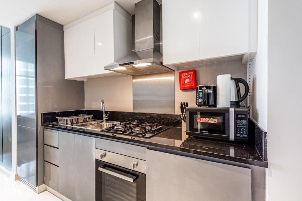 Apartamento Chic With Balcony - Canal Bay & Pool Views *