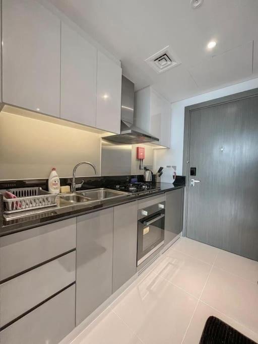 Chic With Balcony - Canal Bay & Pool Views Apartamento *
