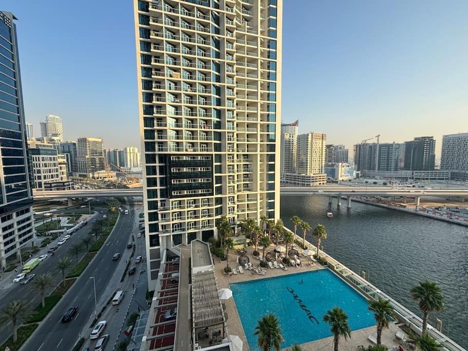Chic With Balcony - Canal Bay & Pool Views Dubái