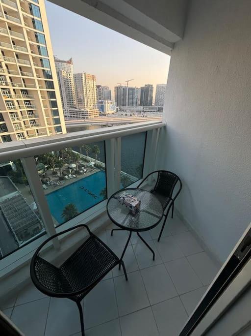 Apartamento Chic With Balcony - Canal Bay & Pool Views Dubái