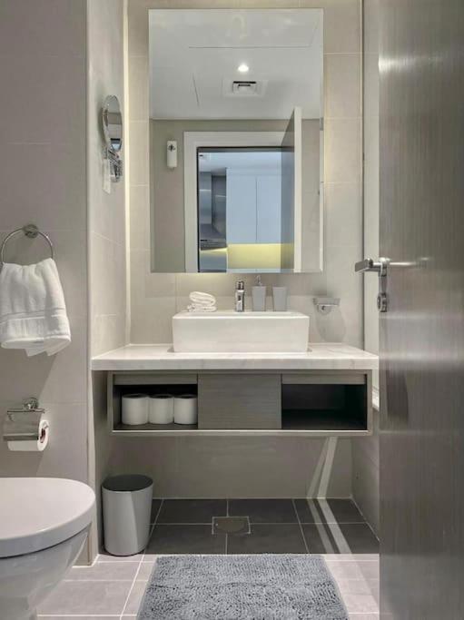 Chic With Balcony - Canal Bay & Pool Views Apartamento *