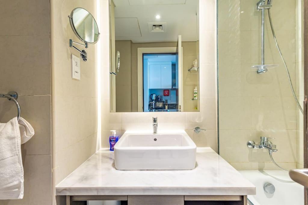 Chic With Balcony - Canal Bay & Pool Views Apartamento Dubái