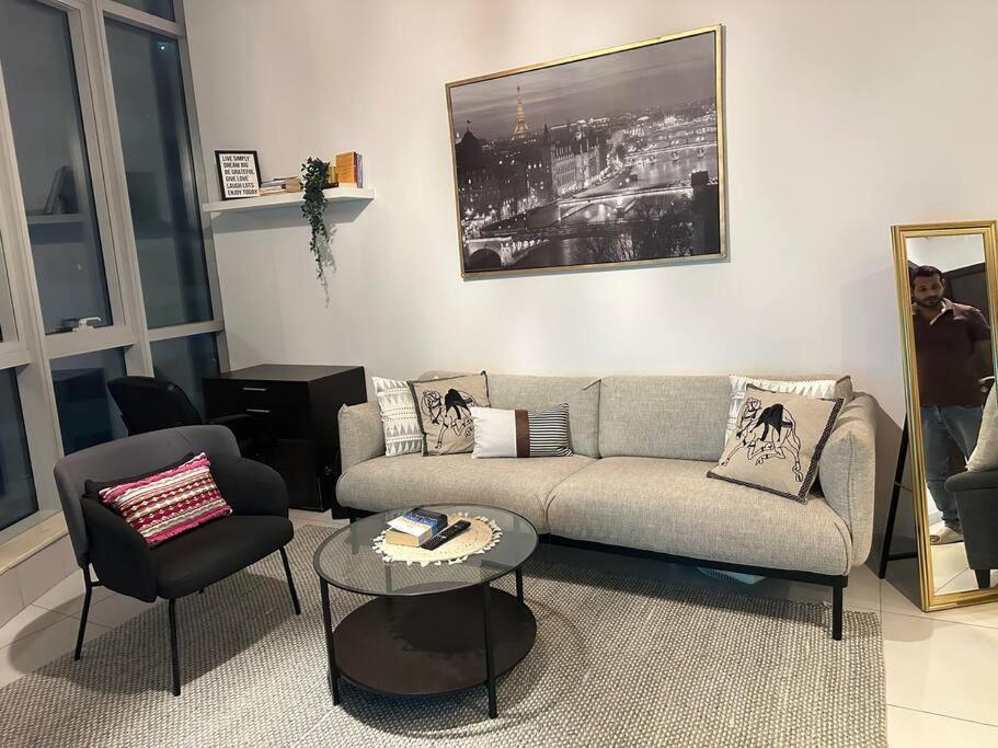 Cozy 1bhk Apartment-dubai Marina Apartamento Dubái