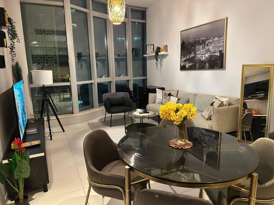 Cozy 1bhk Apartment-dubai Marina Apartamento Dubái