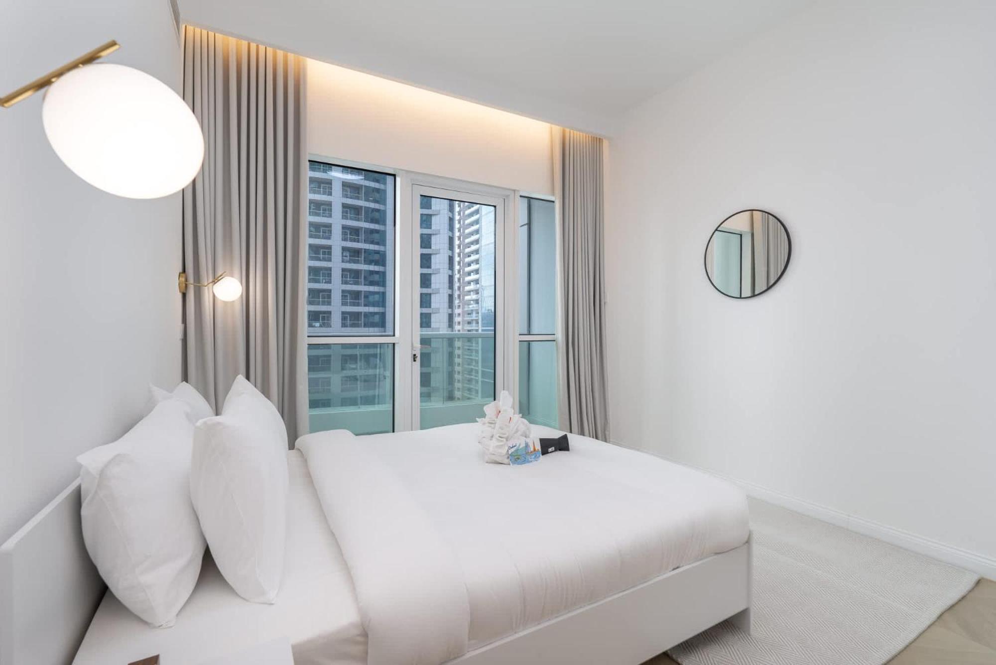 A Fabulous 1 Bedroom In Marina Pinnacle *