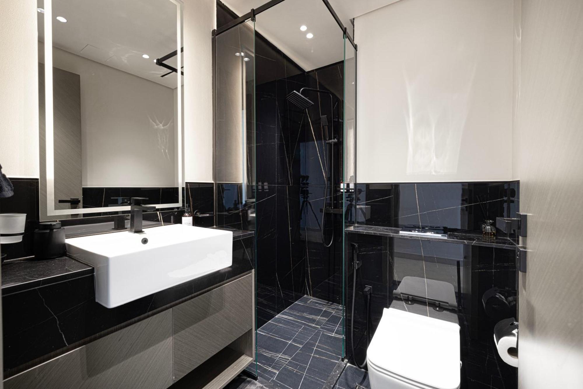 Luxury 2br Burj View & Jacuzzi