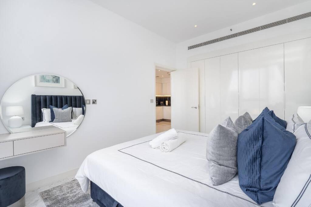 Exquisite In Downtown Burj Khalifa Views With Stunning Pool Apartment