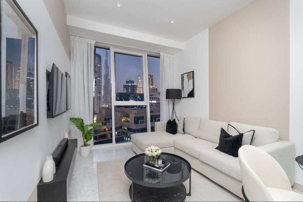Exquisite In Downtown Burj Khalifa Views With Stunning Pool Apartment *