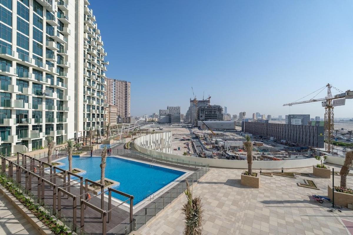 Lägenhet Wonderful With Balcony At Farhad Azizi Dubai