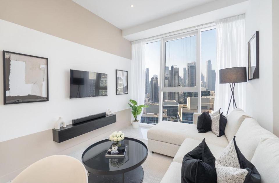 Exquisite In Downtown Burj Khalifa Views With Stunning Pool *