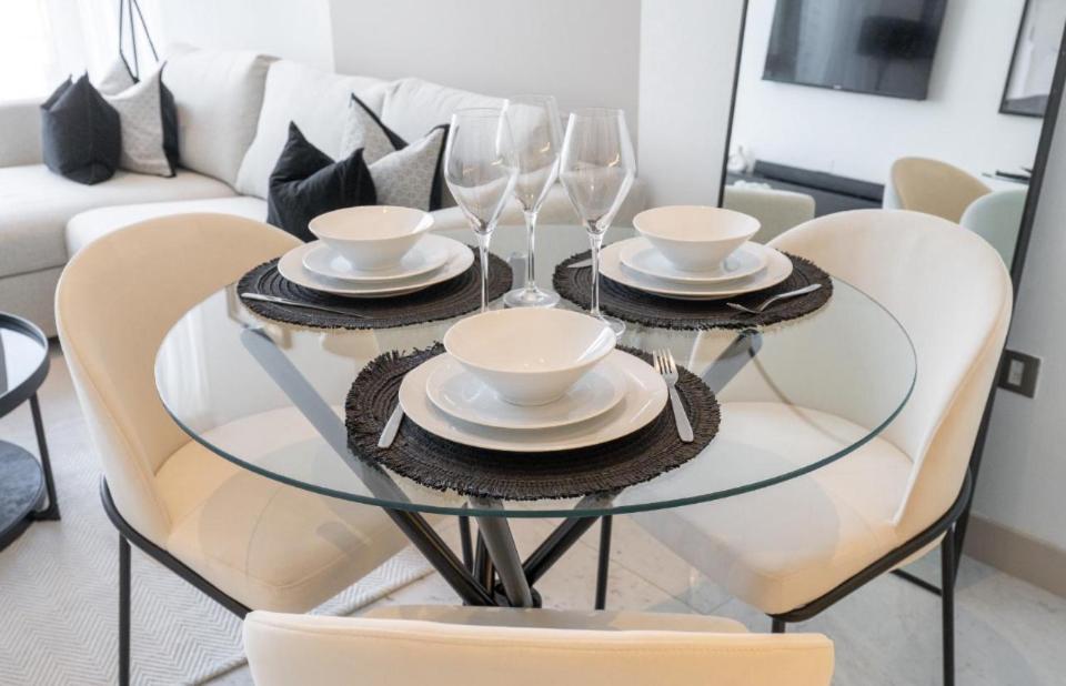 Exquisite In Downtown Burj Khalifa Views With Stunning Pool Apartment *
