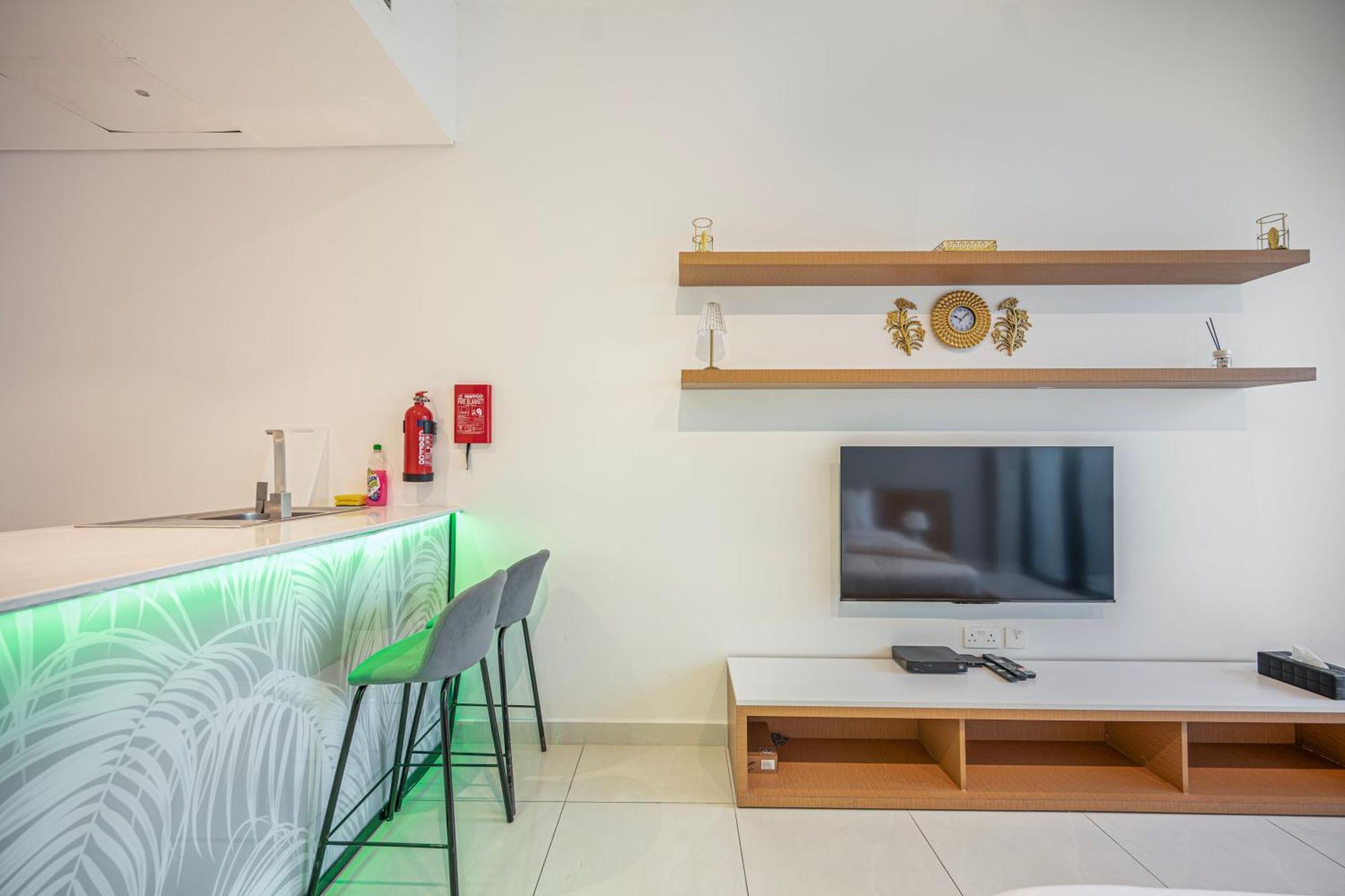 Appartement In Dubailand - Bright And Airy *