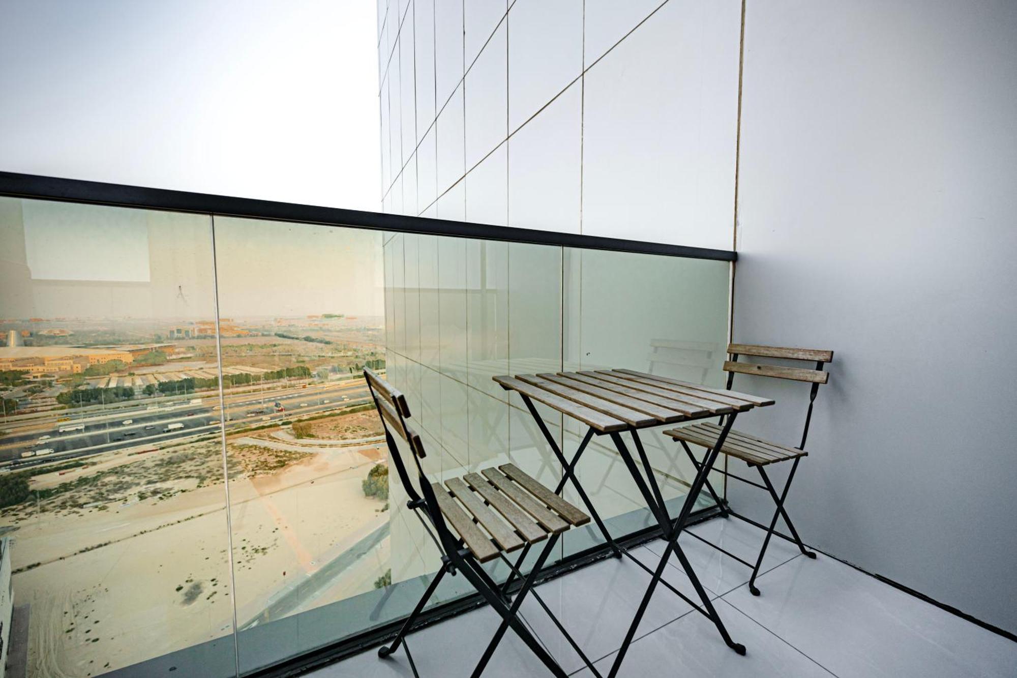 In Dubailand - Bright And Airy Appartement
