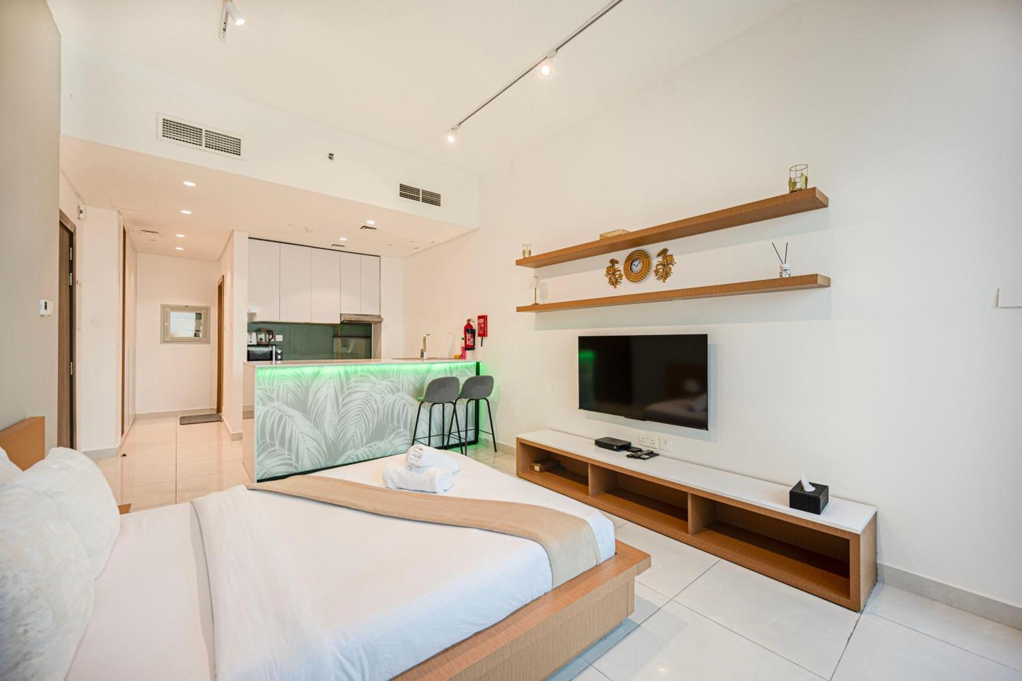 Appartement In Dubailand - Bright And Airy