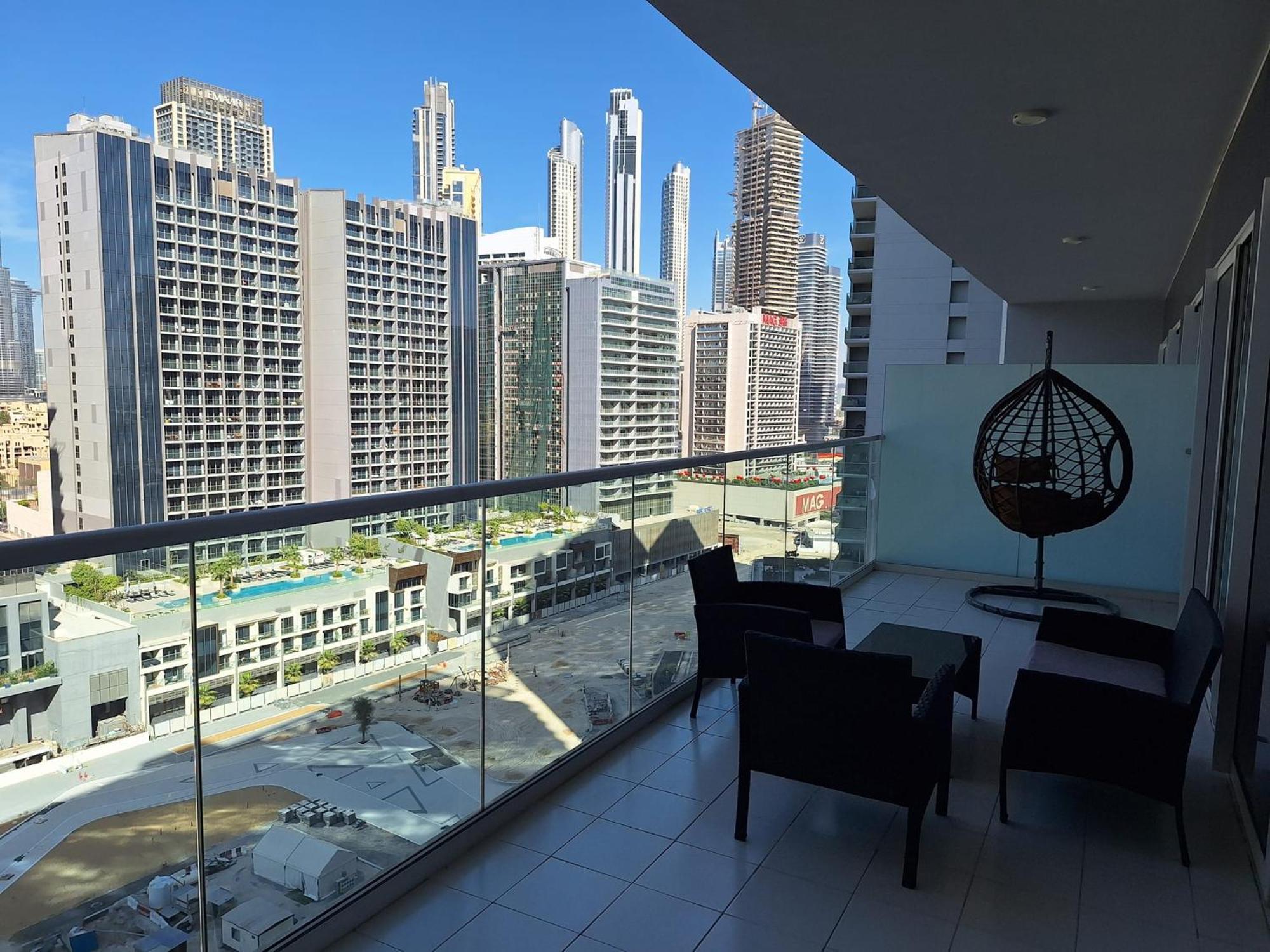 Burj Khalifa View! Modern 2br In Dubai's Business Bay Apartemen *