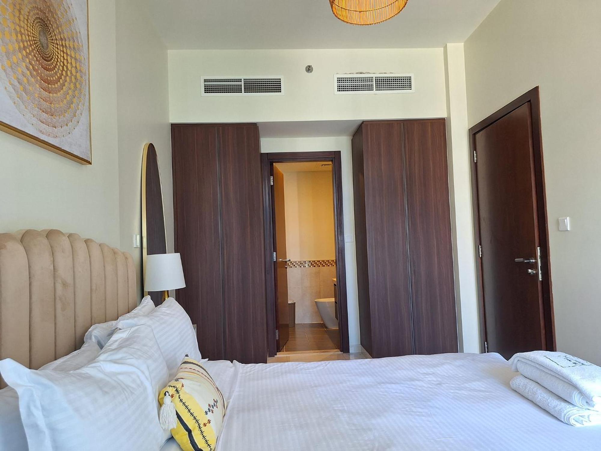 Burj Khalifa View! Modern 2br In Dubai's Business Bay Apartemen Dubai