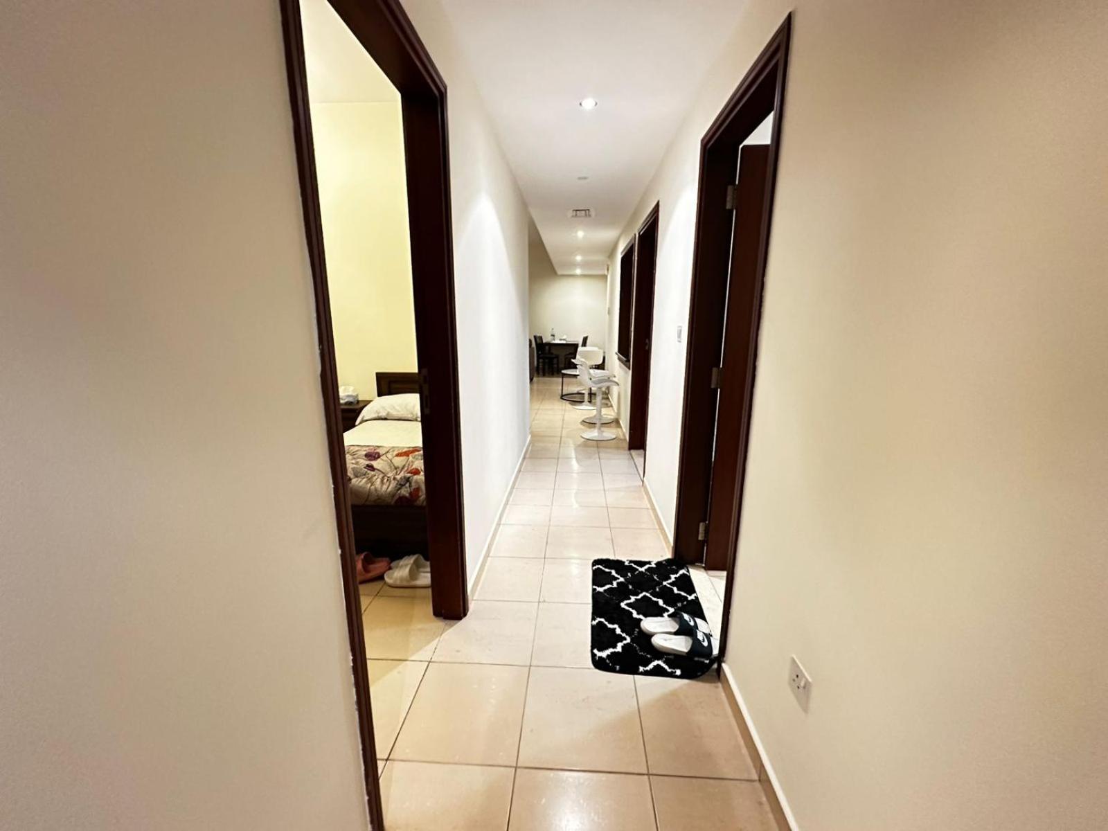 Casa de hóspedes Spacious Bedroom With Easy Access To The Tram And Beach, Located Near Jbr Walk