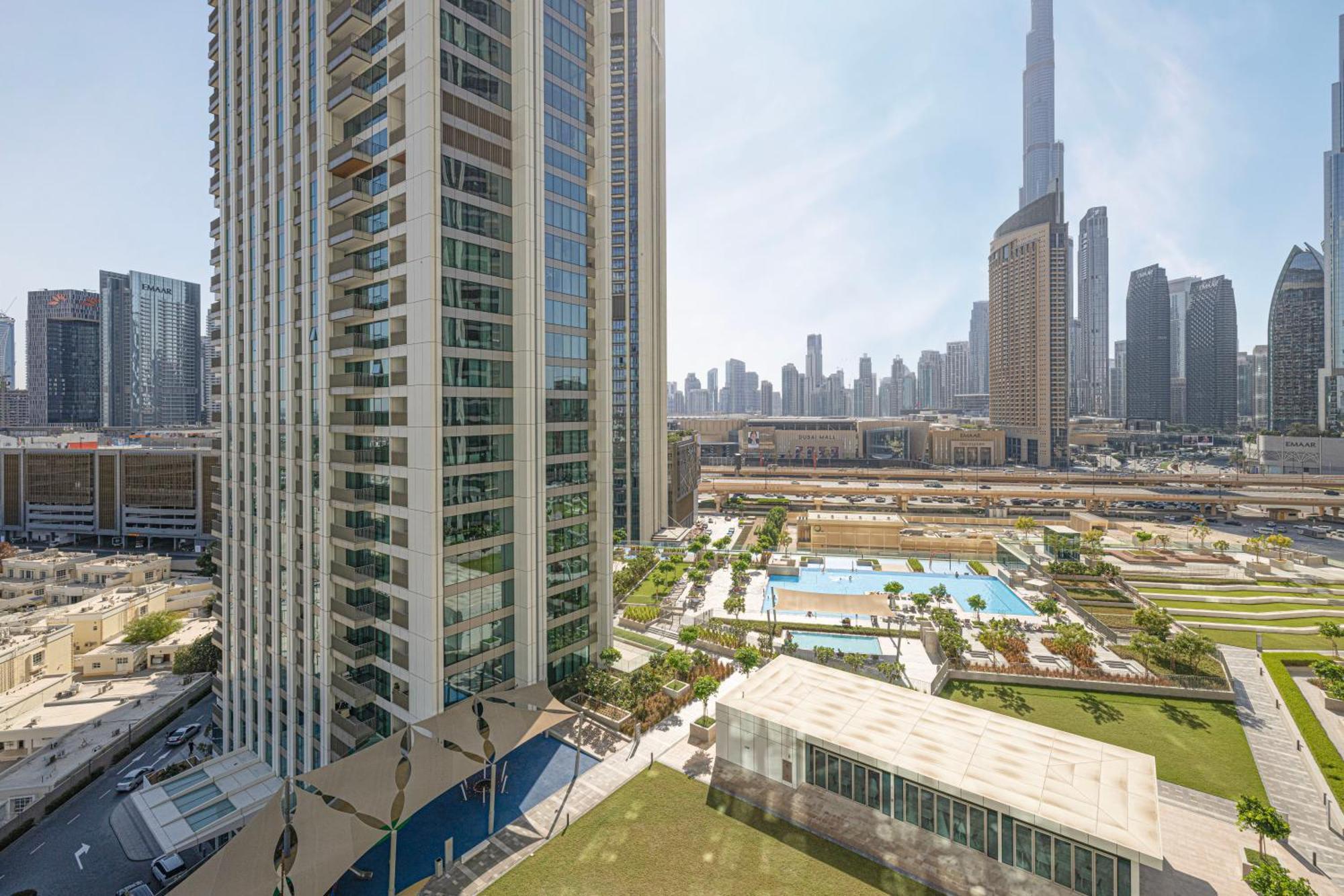 Mall Connected! Amazing Burj Khalifa View! Excellent Pool & Gym Access! Dubaï