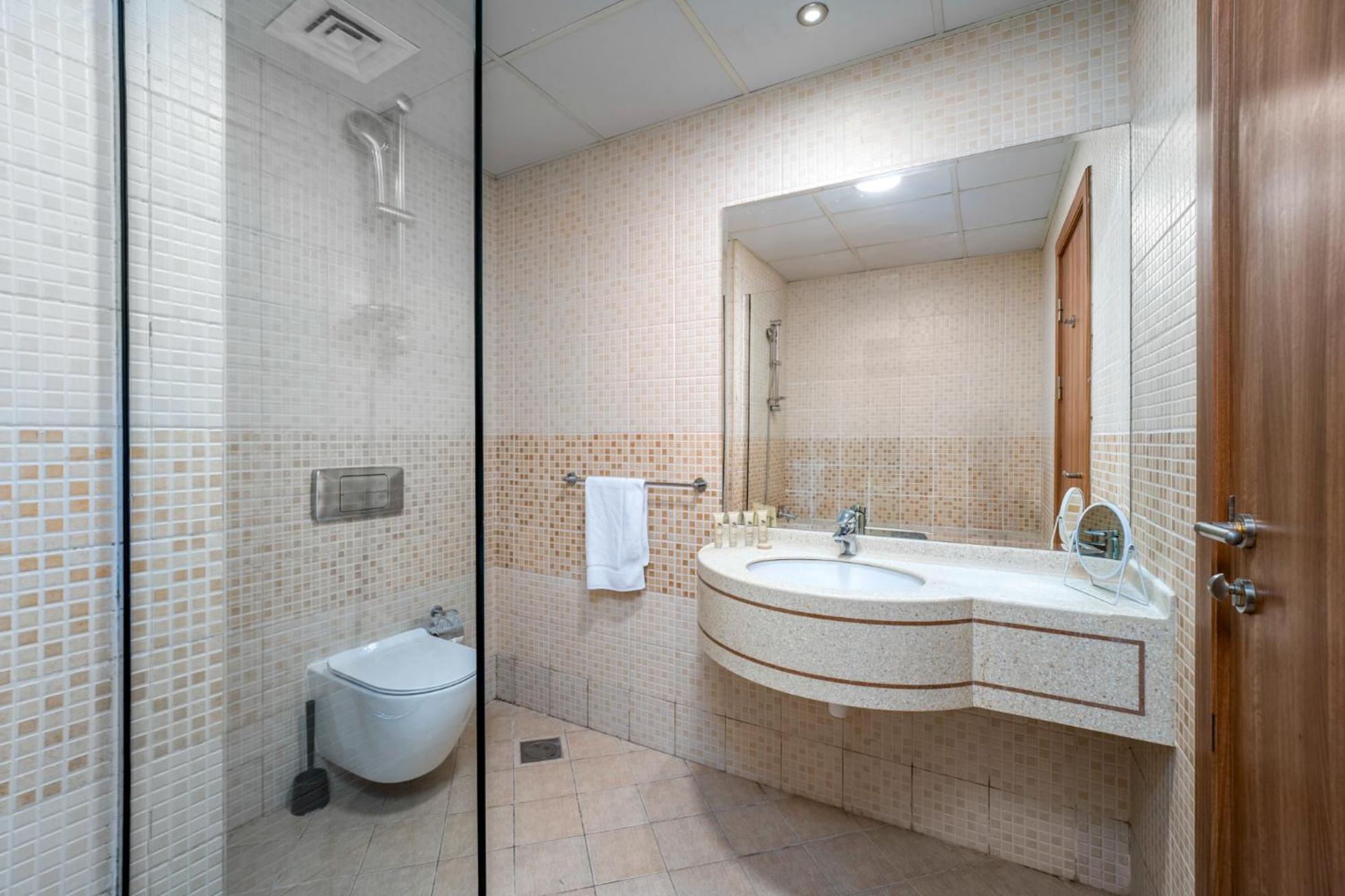 Spacious Upgraded & Elegant - 1br *