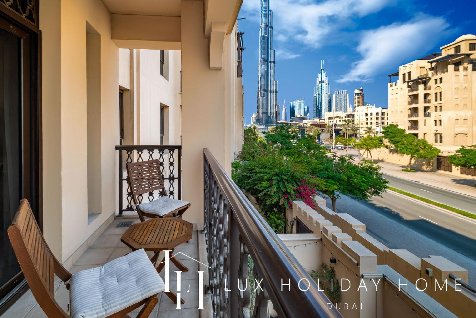 Lux Burj Khalifa View Across Mall * Dubái