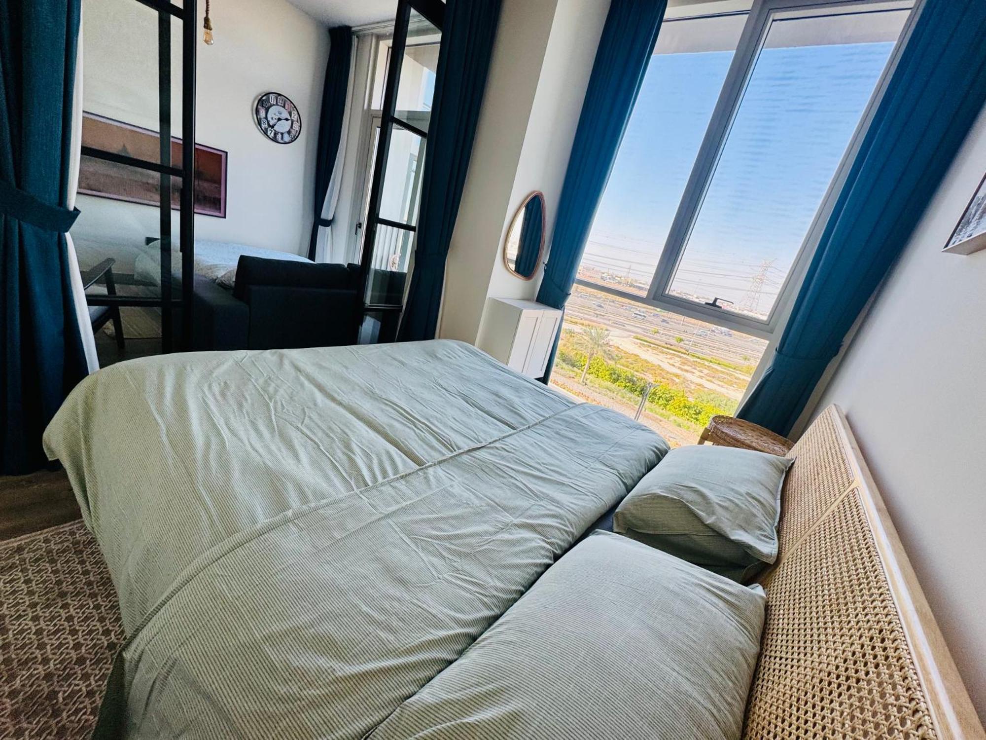 Sunny 1 Bedroom In Hills Estate * Dubai