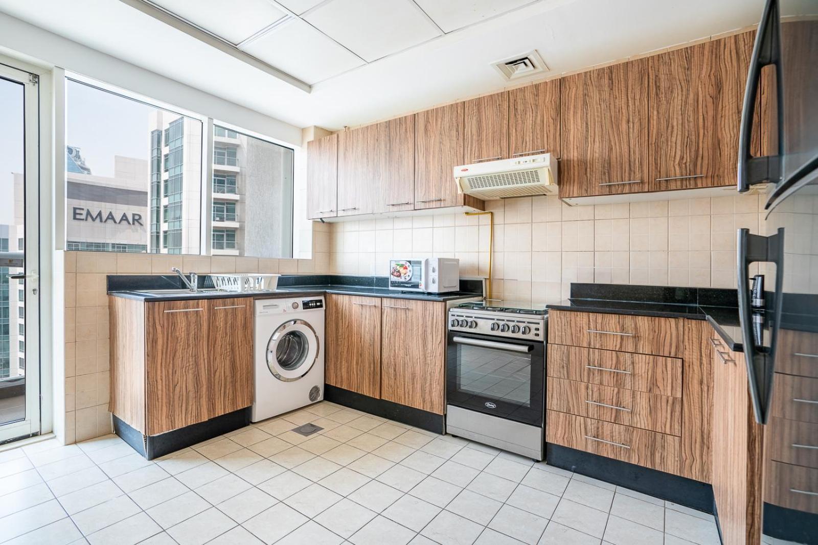 Rh- Modern Elegance 2br, Prime Location, Walk To Mall Apartemen *