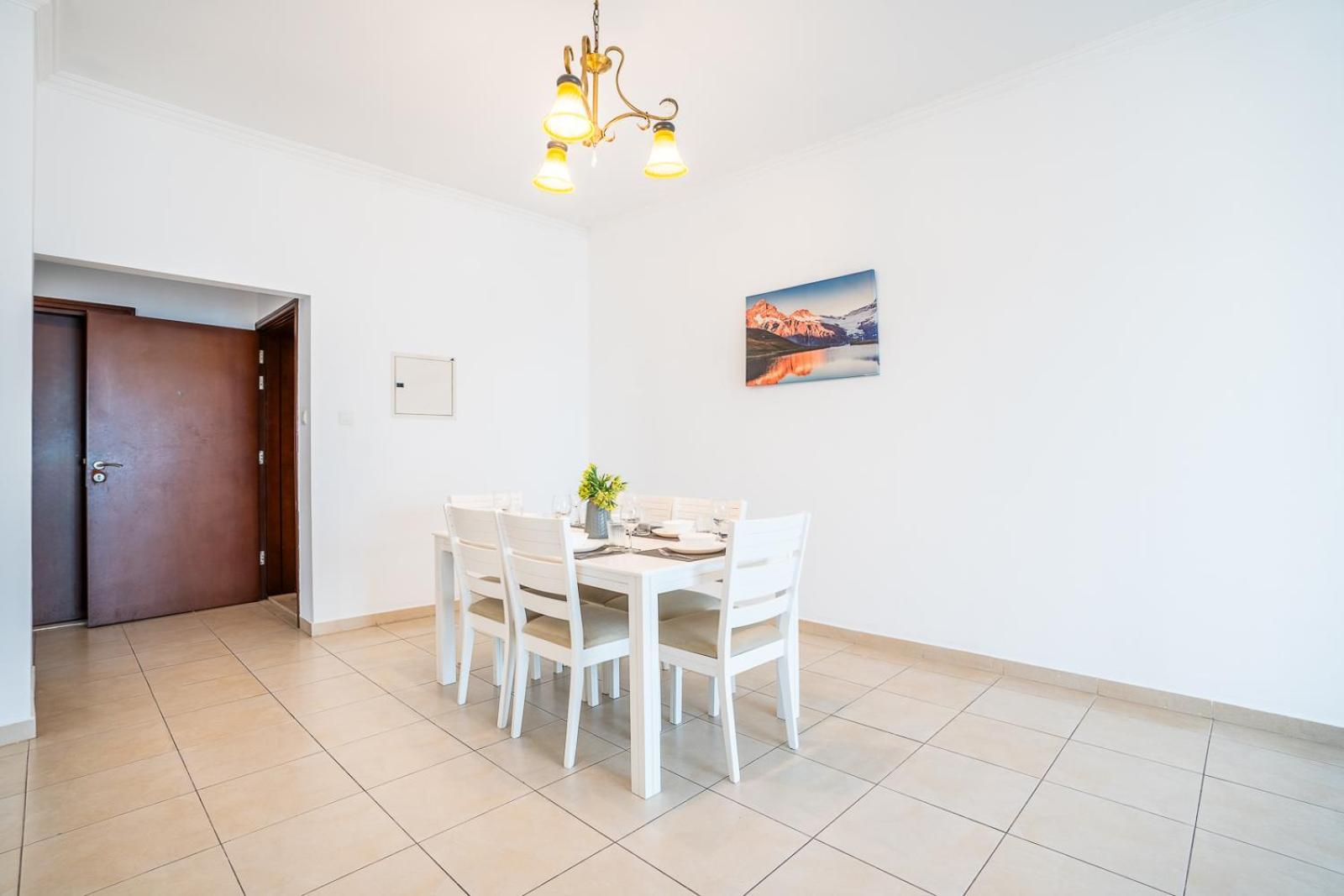 Rh- Modern Elegance 2br, Prime Location, Walk To Mall Apartemen *