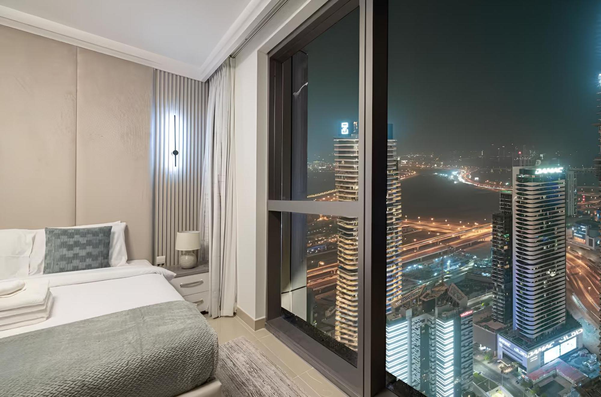 Burj View Infinity Pool - Mall Connection