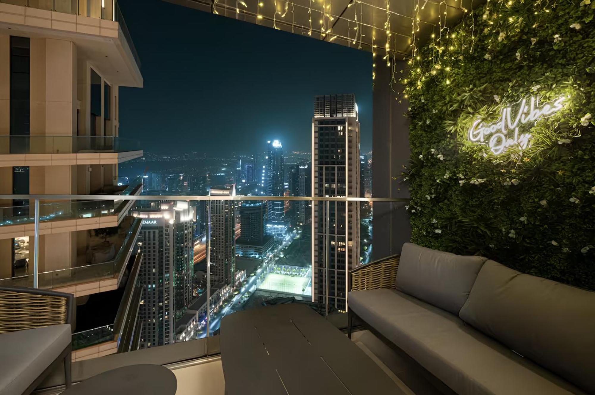 Burj View Infinity Pool - Mall Connection *