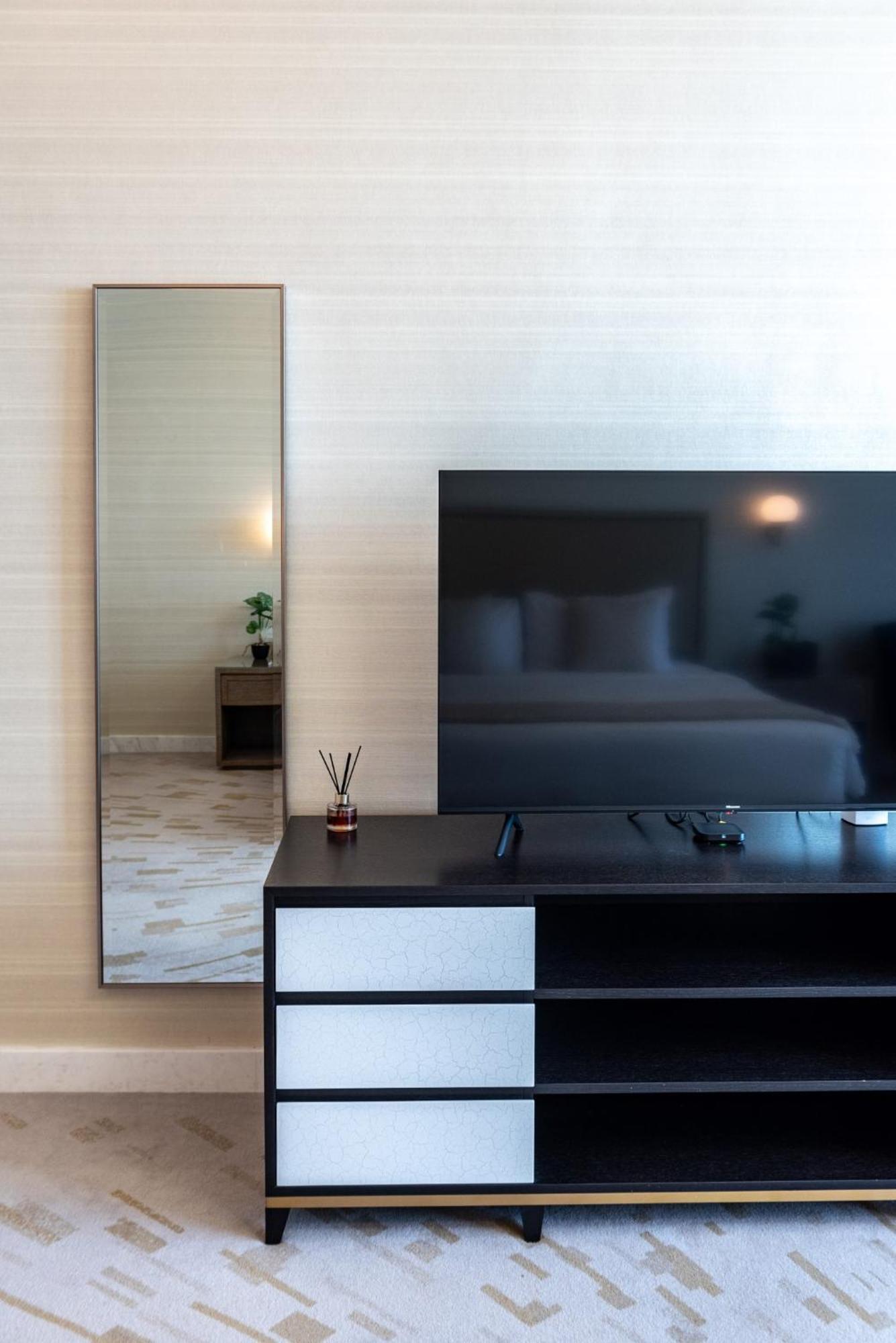 Palm Tower Where Luxury & View Meet In One Place Apartment Dubai