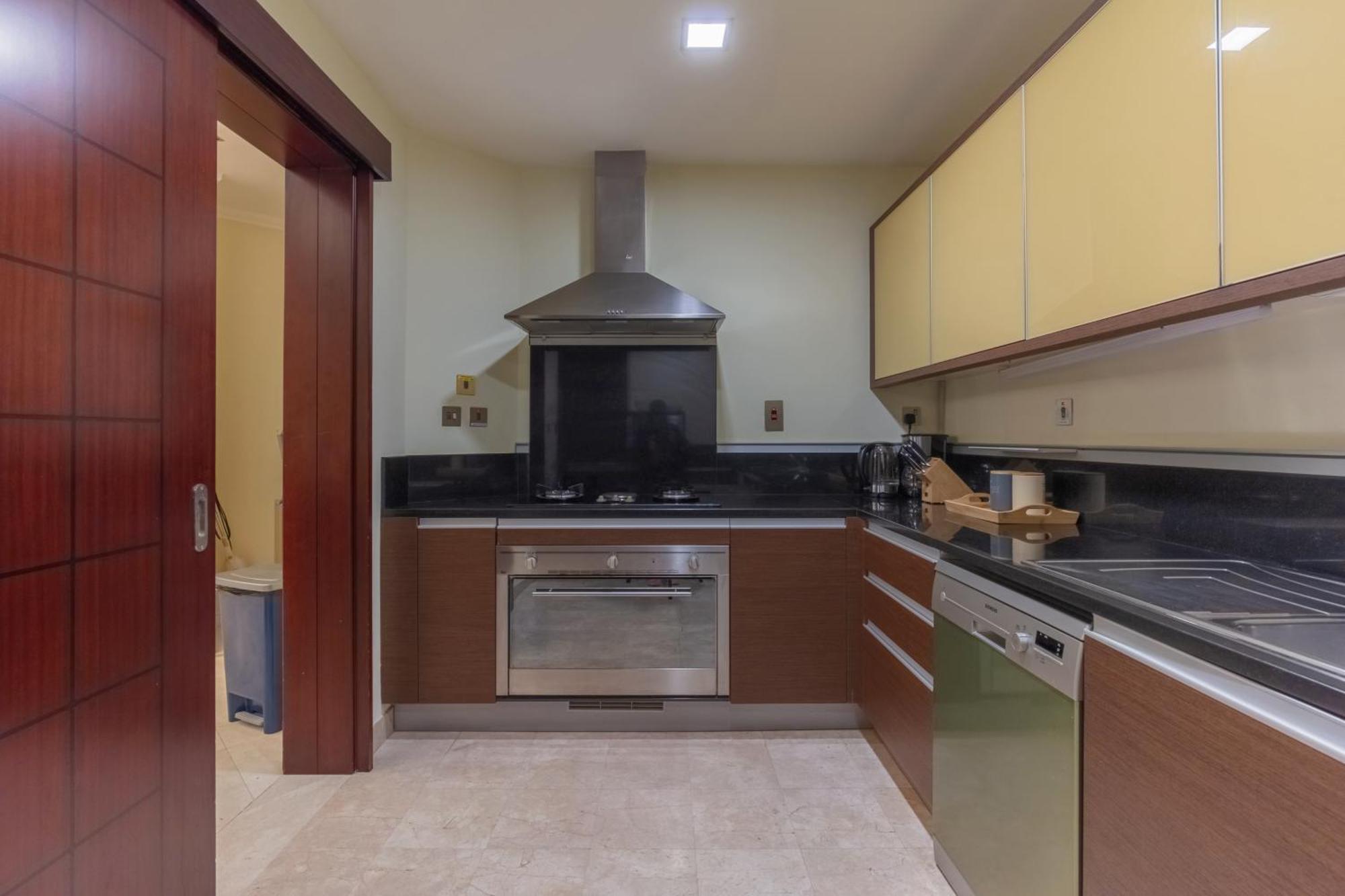 Spacious 2-bedroom Beachfront With Pool Appartement Dubai