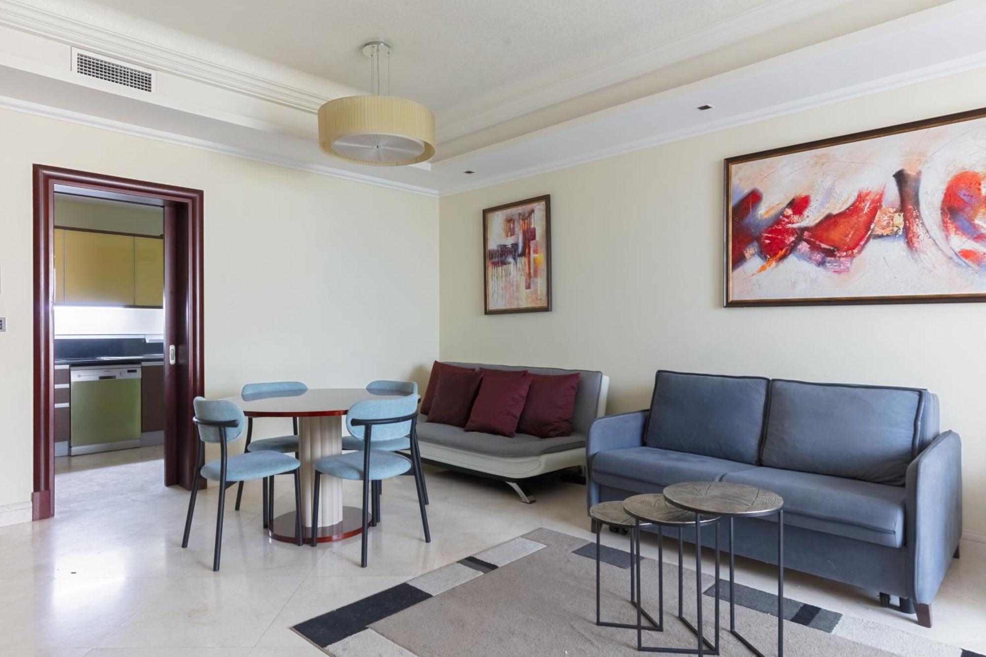 Spacious 2-bedroom Beachfront With Pool Appartement *