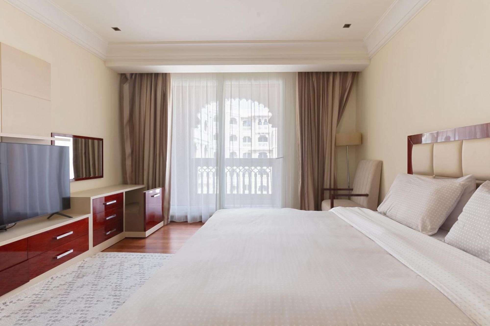 Spacious 2-bedroom Beachfront With Pool Appartement *