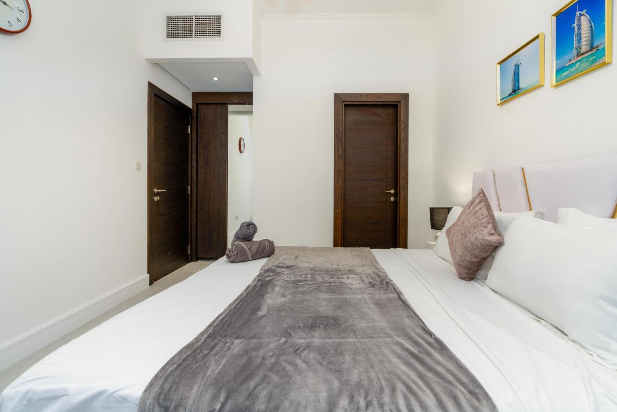 White Sage Opulence At Silverene Towers 1br Marina *