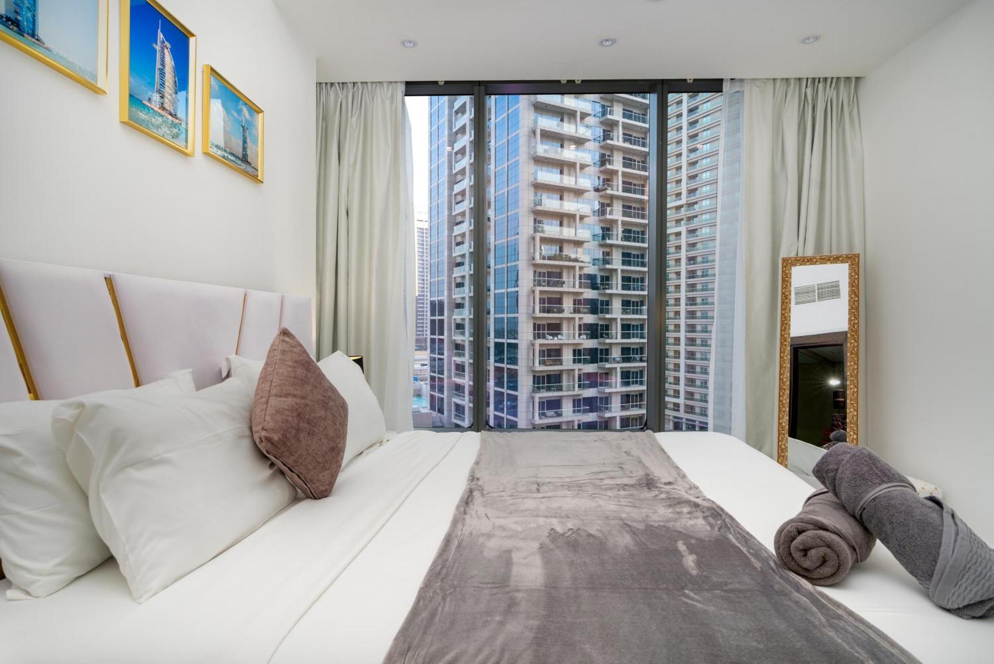 White Sage Opulence At Silverene Towers 1br Marina