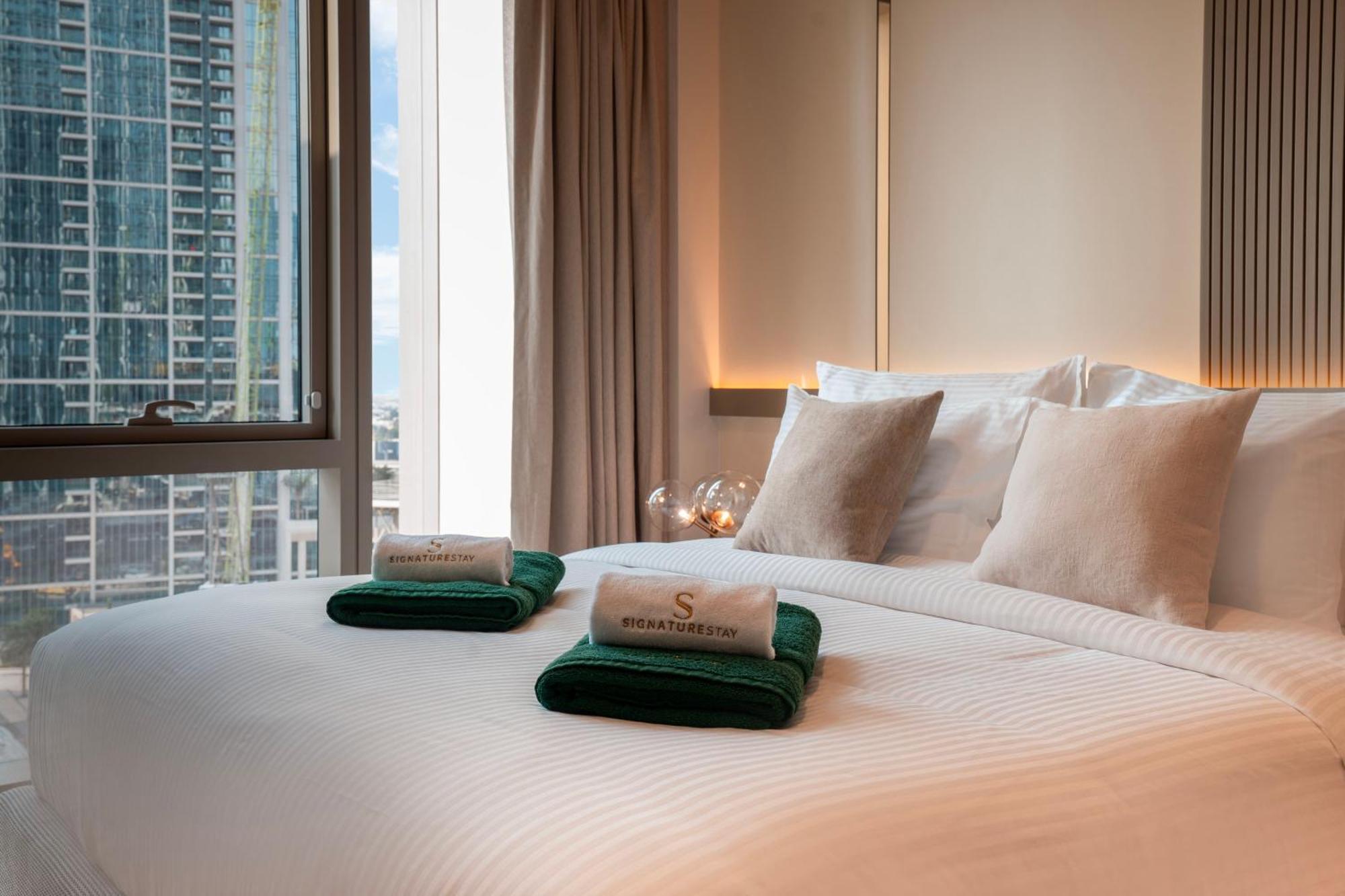 Modern 1-bedroom In Downtown Near Mall & Burj Khalifa Apartemen