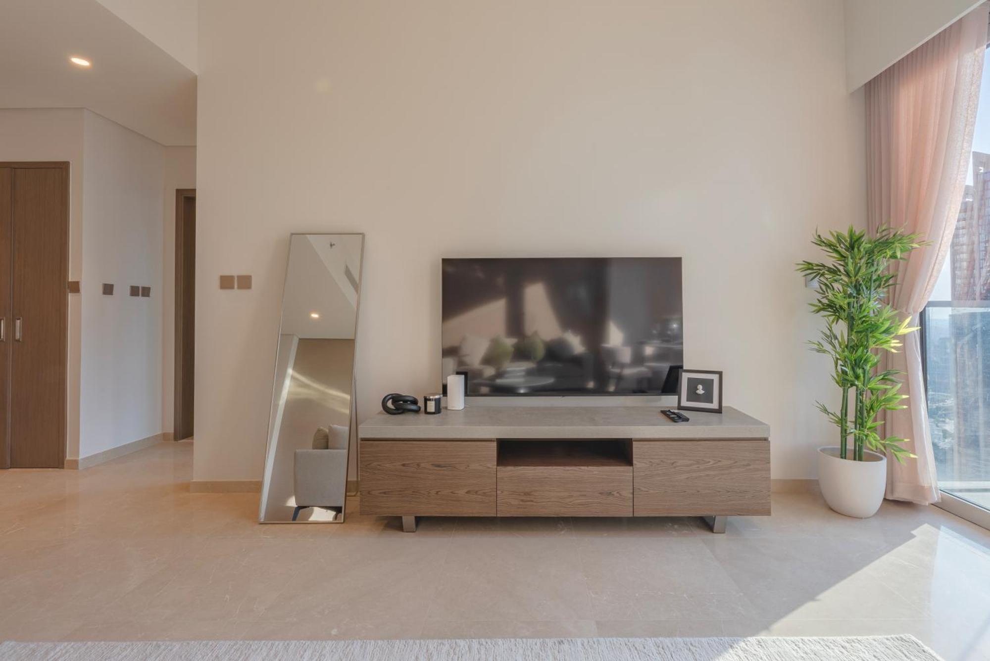 Downtown Luxury - Elegant 1-bedroom - 5 Minutes Walk To Mall Apartament