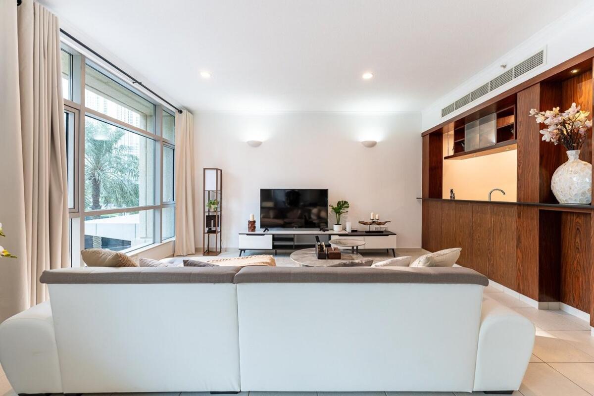 Chic 1-bedroom Getaway With Downtown Living Charm *