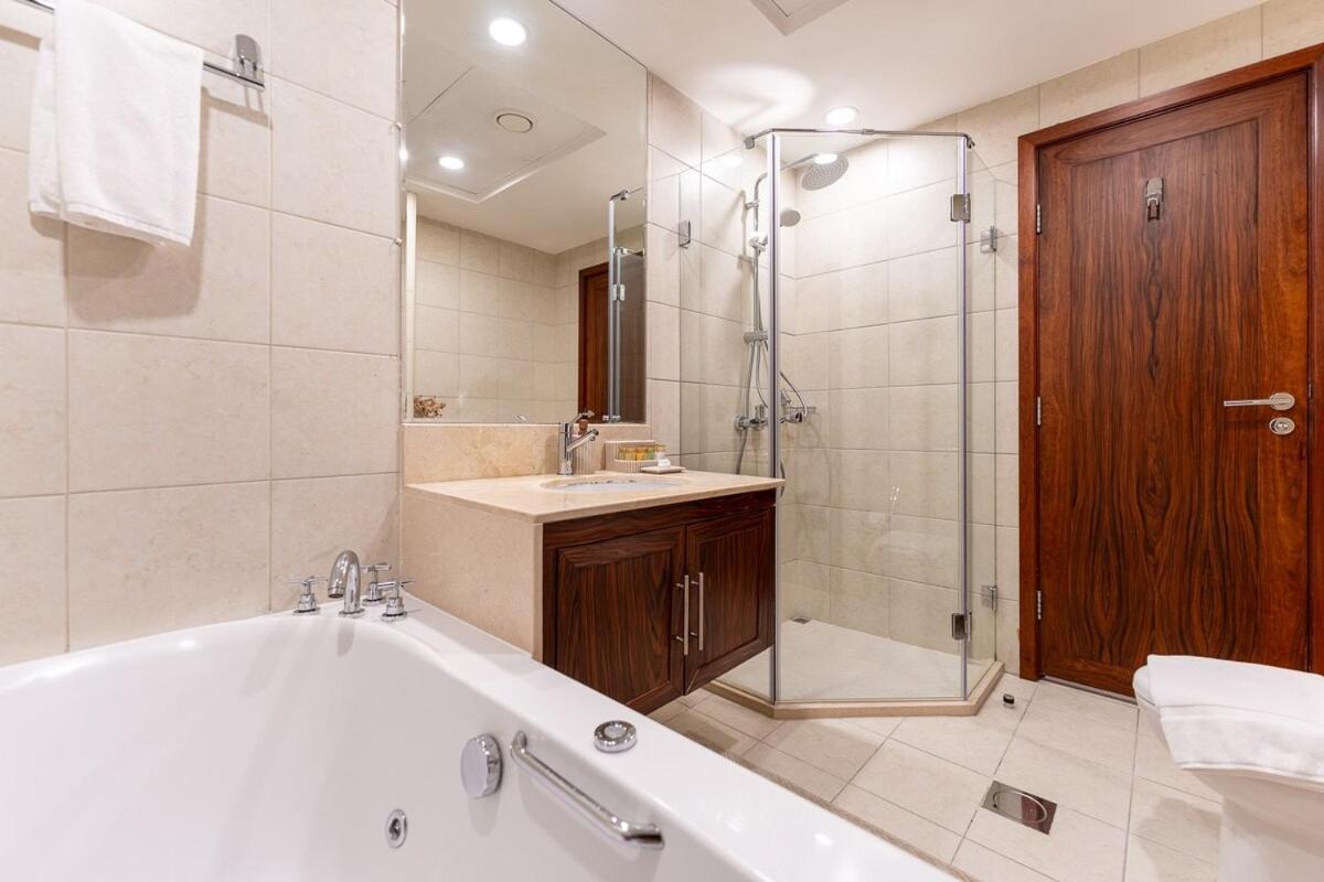 Chic 1-bedroom Getaway With Downtown Living Charm *