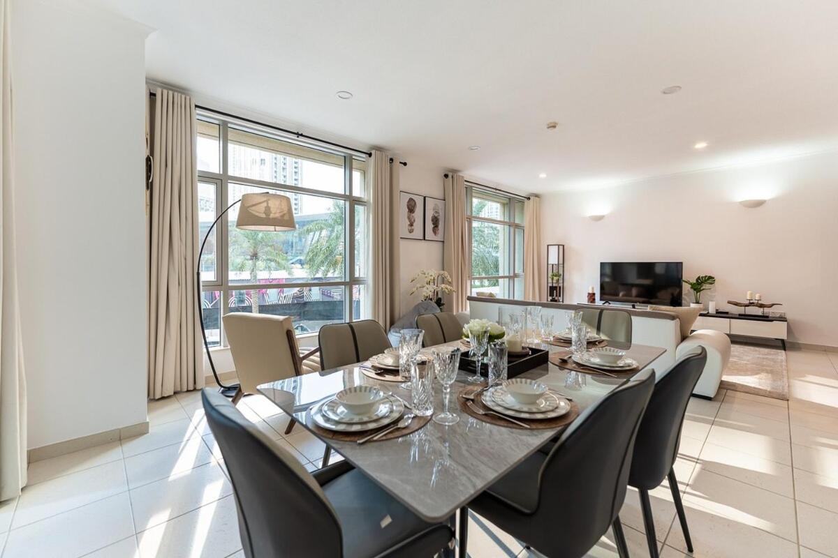 Chic 1-bedroom Getaway With Downtown Living Charm