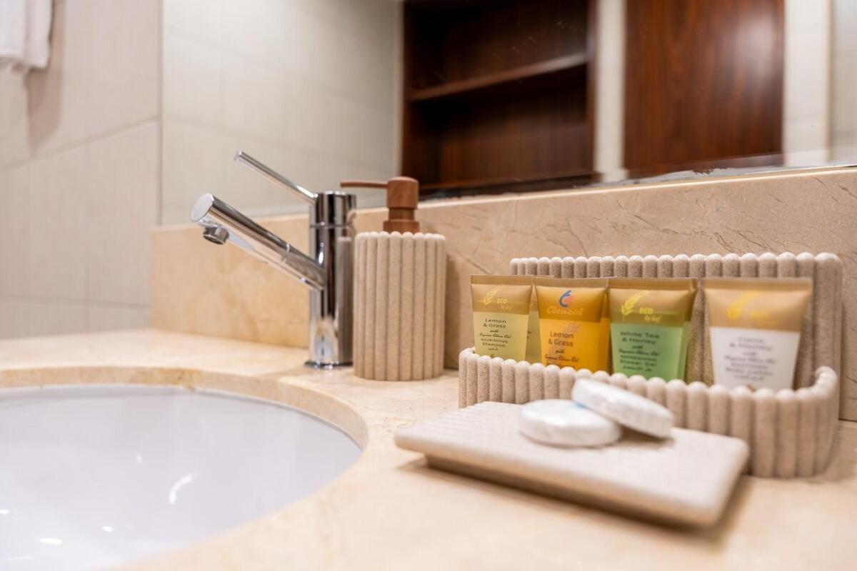 Apartamento Chic 1-bedroom Getaway With Downtown Living Charm Dubái