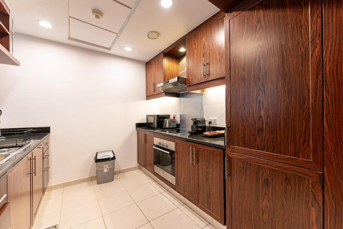 Chic 1-bedroom Getaway With Downtown Living Charm Dubái