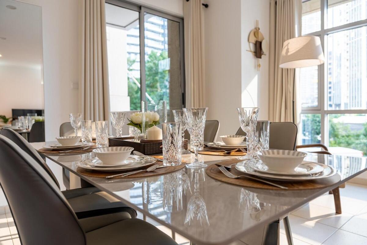 Chic 1-bedroom Getaway With Downtown Living Charm