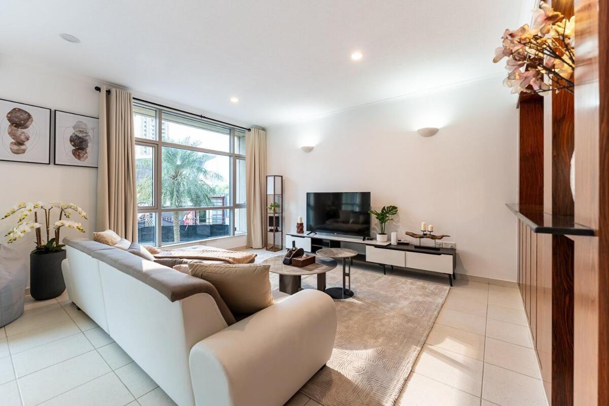 Apartamento Chic 1-bedroom Getaway With Downtown Living Charm Dubái