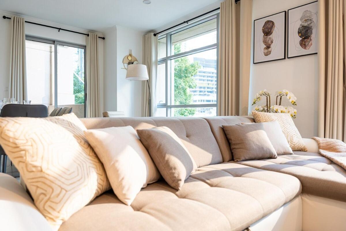 Chic 1-bedroom Getaway With Downtown Living Charm *