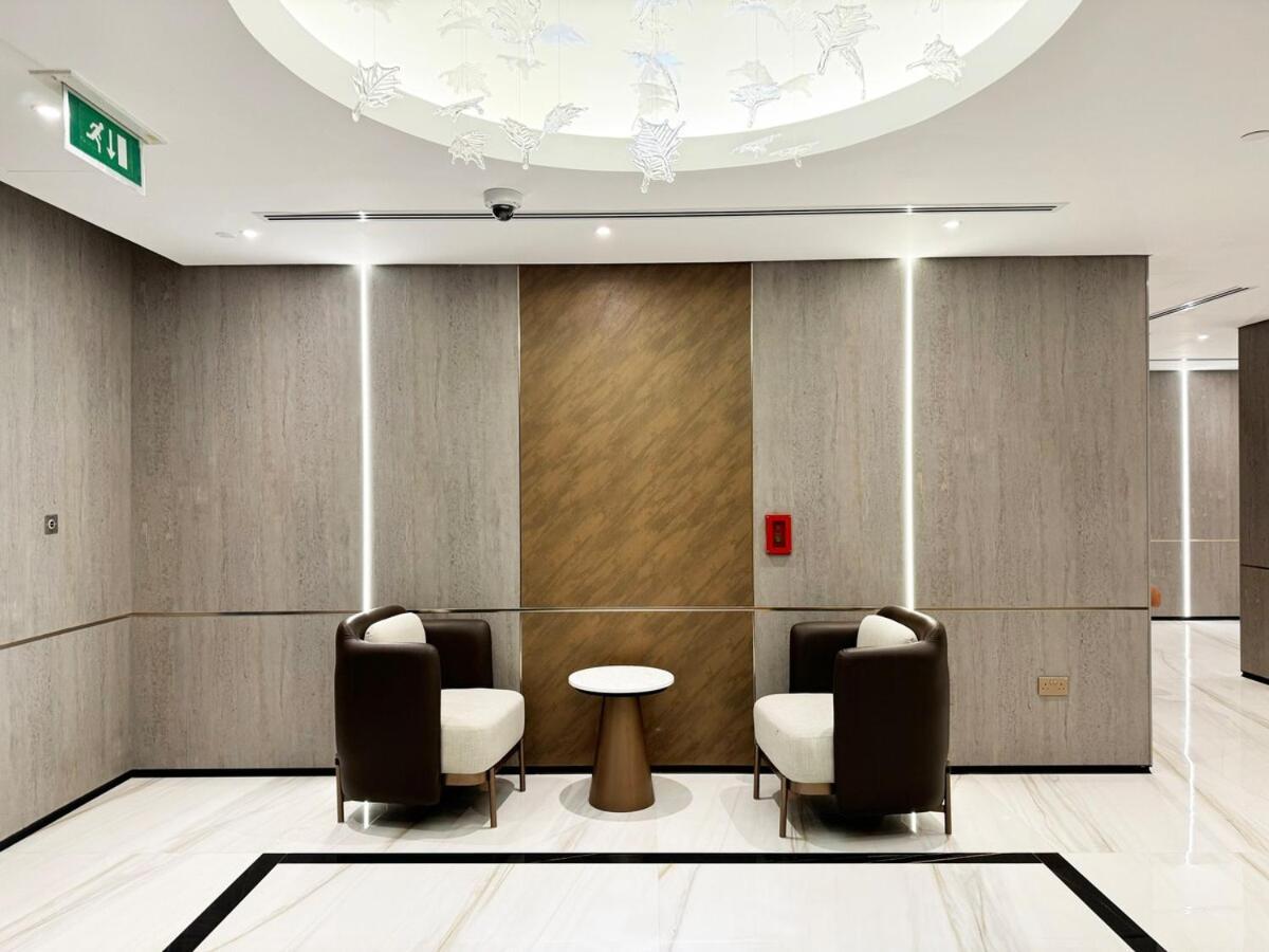 Luxurious 4br In Jbr 5 Mins Walk To & Tram Lägenhet