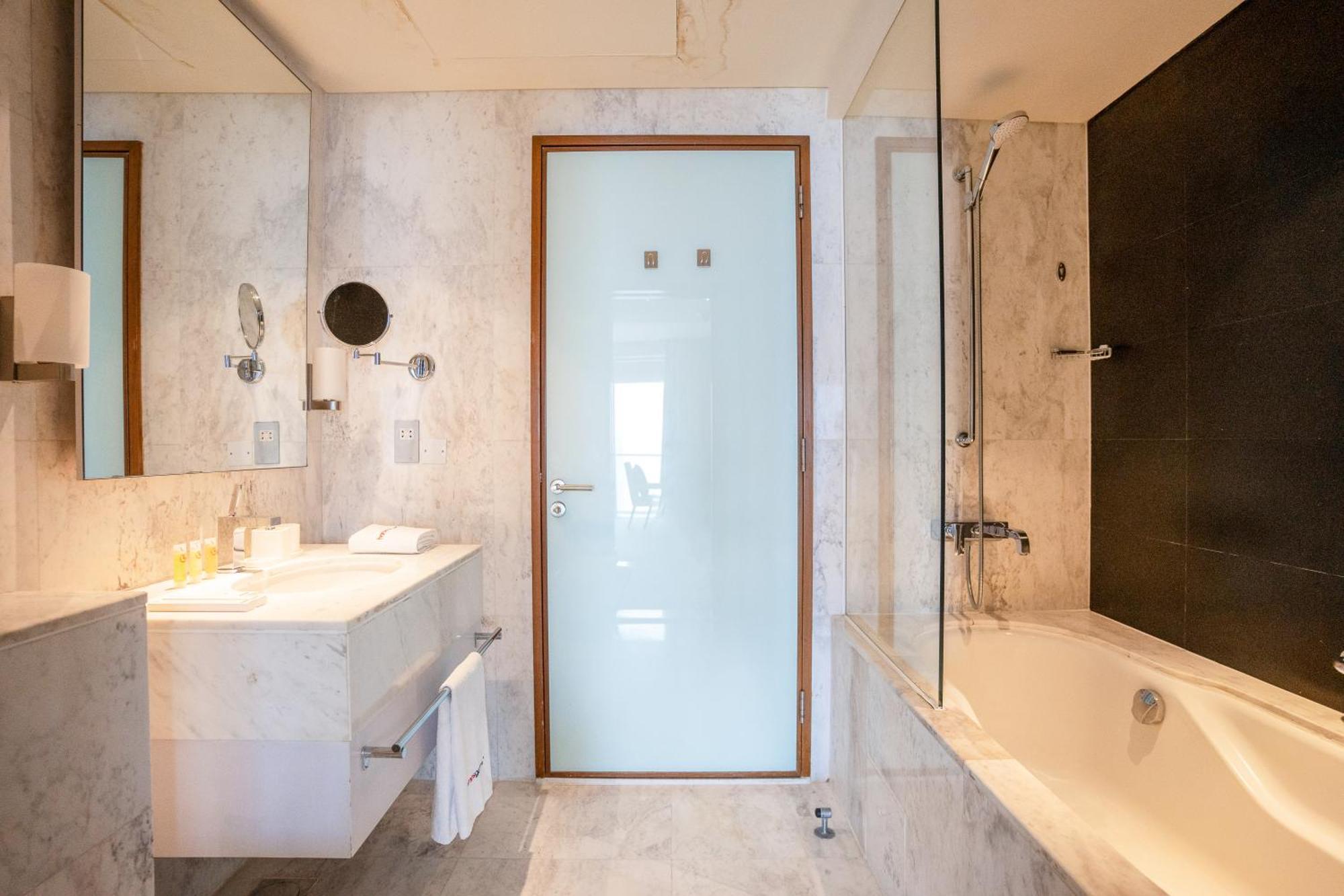 Homesgetaway - Amazing Location 1br At Mall Residences *