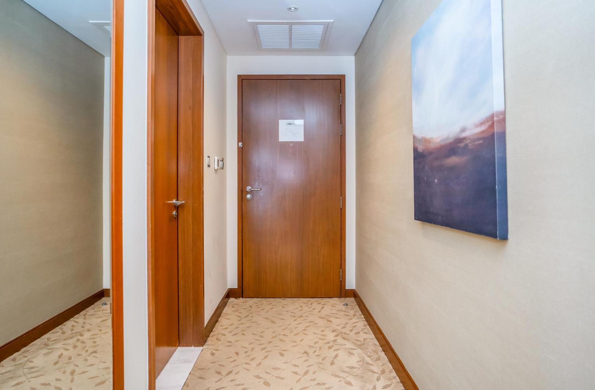 Homesgetaway - Amazing Location 1br At Mall Residences Apartment