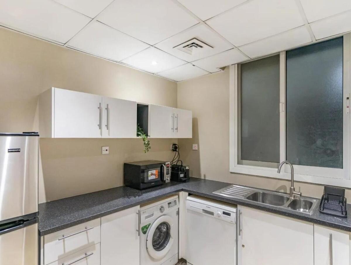 Appartamento Luxury One Bedroom In Marina Dubai